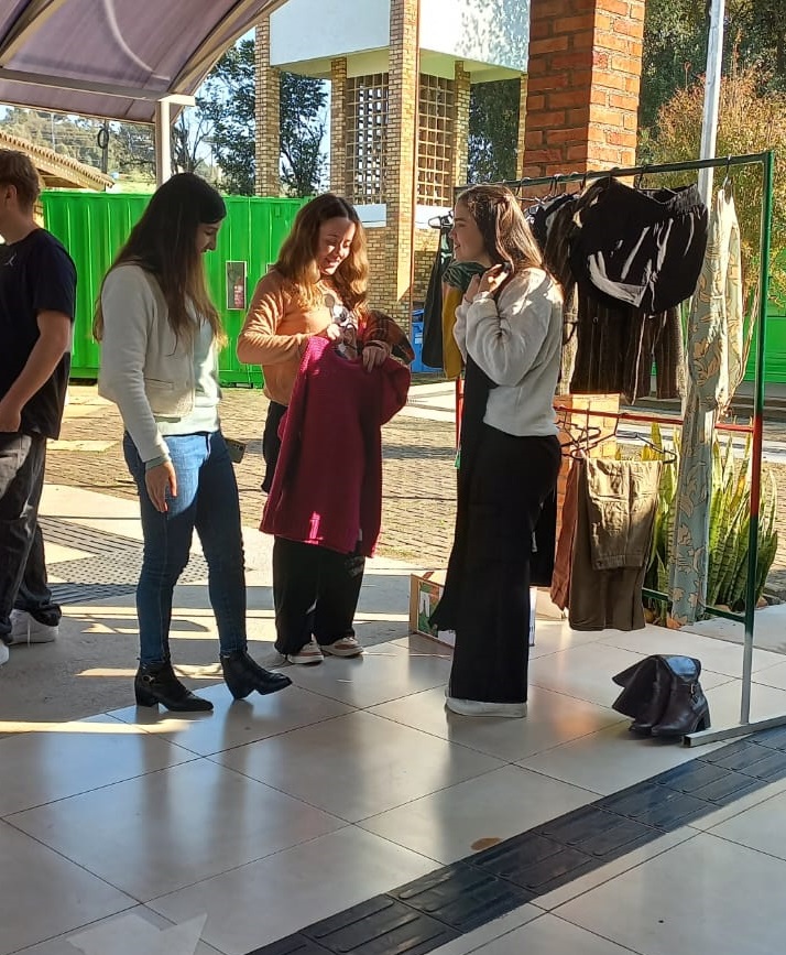 A Comissão IFSC Sustentável do câmpus organiza o evento em referência ao Dia Internacional da Moda, celebrado no dia 21 de agosto