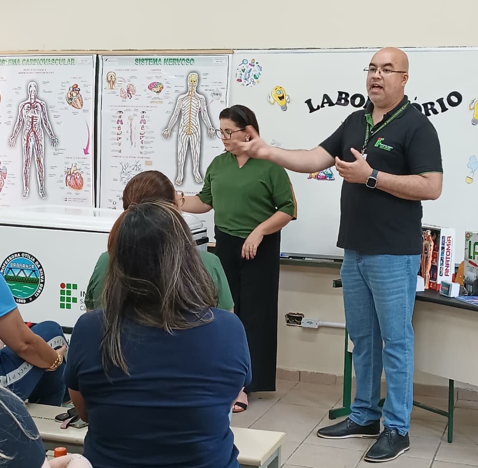 Professor Alexandro Gomes apresenta Laboratório Didático Móvel aos professores e professoras da escola