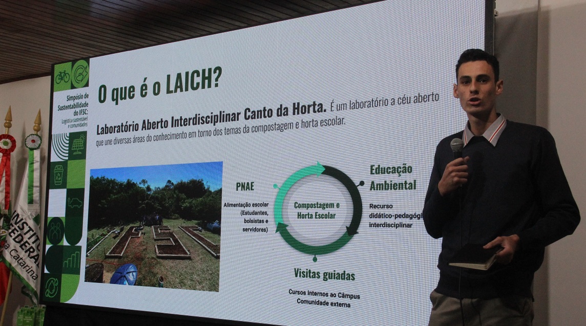Estudante apresenta projeto de extensão no encerramento do Simpósio