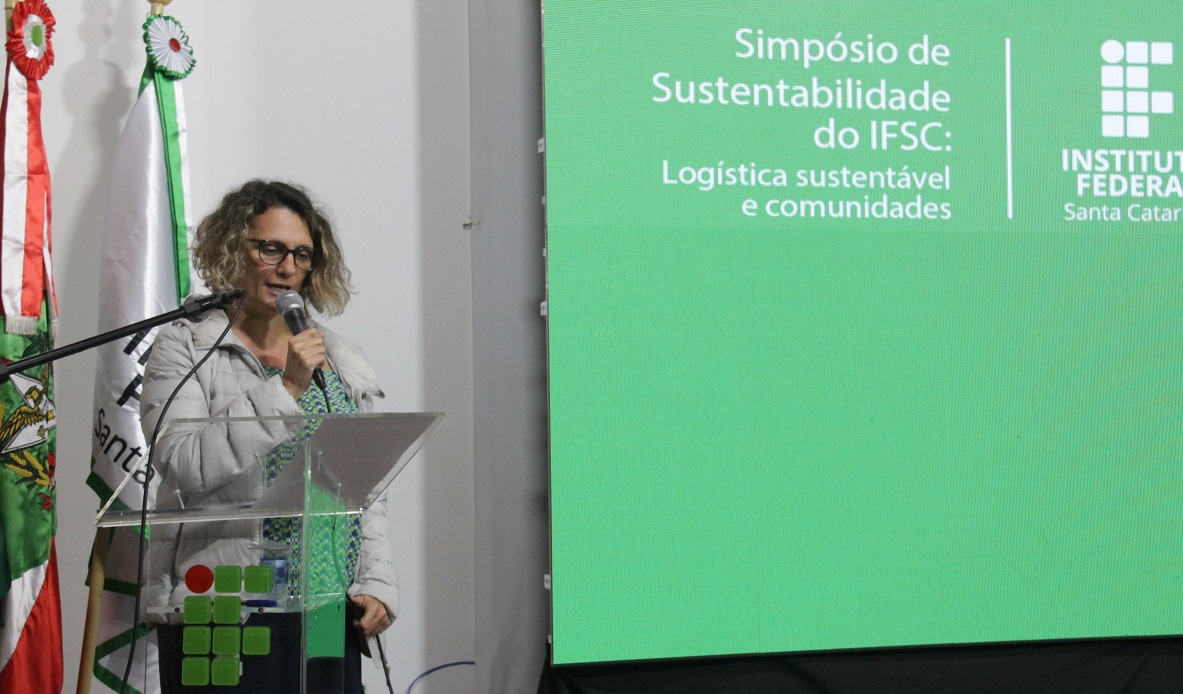 Professora Elisa, do Câmpus Garopaba, lê moção de apoio à Área de Proteção Ambiental da Baleia Franca