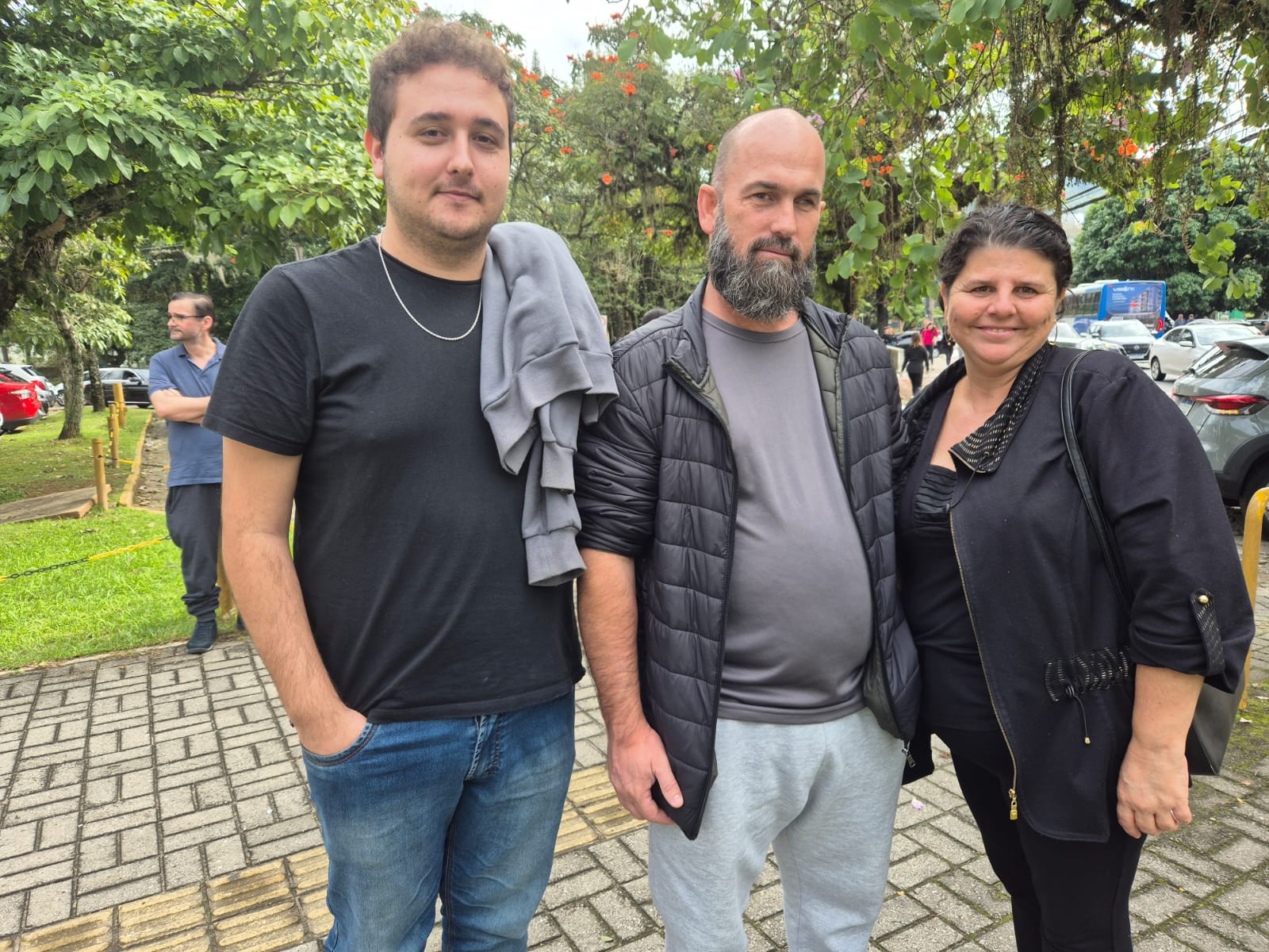 Jean, Rondinele e Silvana vieram de Paulo Lopes para trazer a sobrinha e filha Beatriz I Foto: Carla Algeri