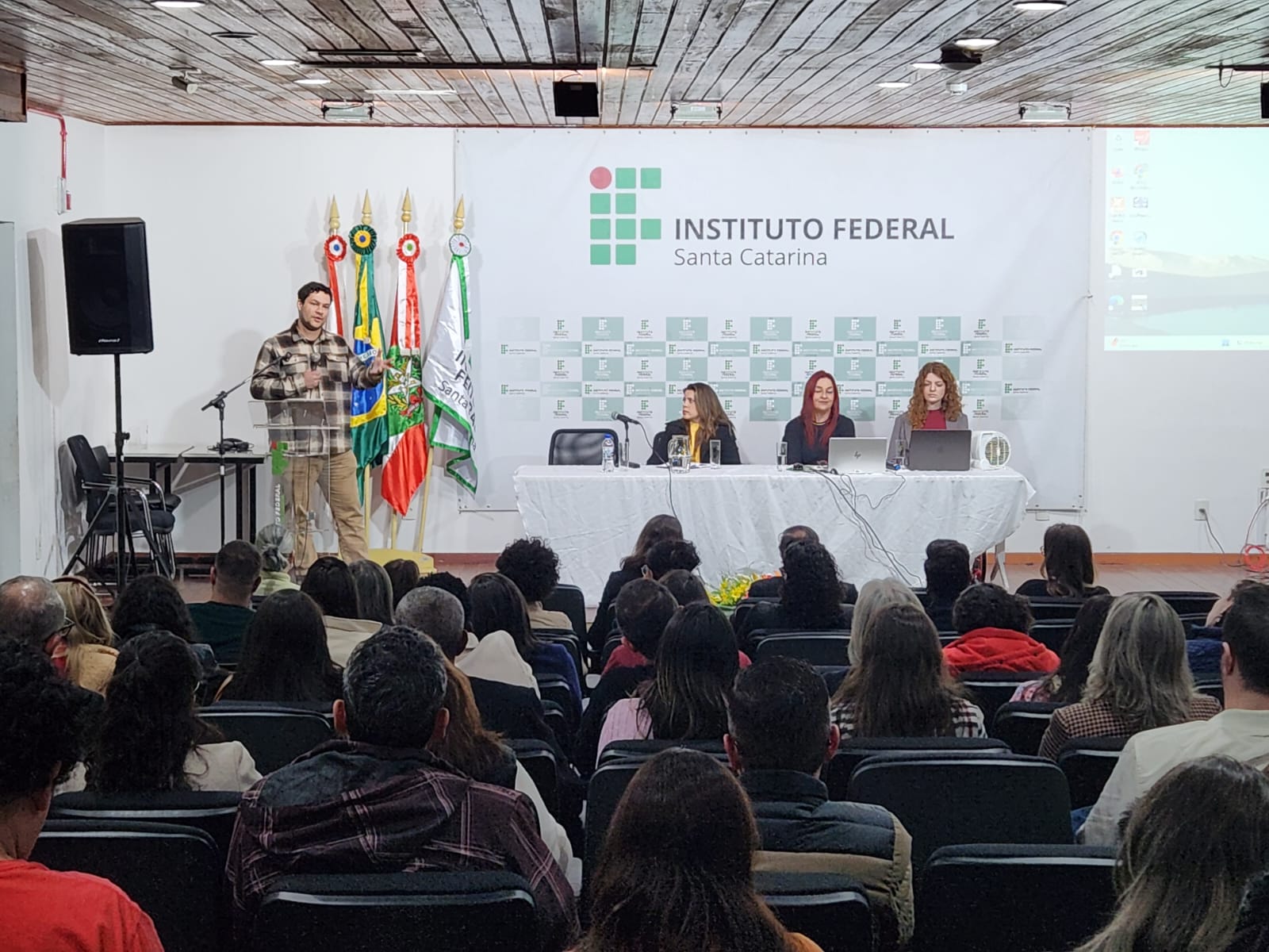 O estudante do Câmpus São José do IFSC, Nelson Matheus Hubner Frederico, falou sobre ações para egressos de casas de acolhimento I Foto: Felipe Silva