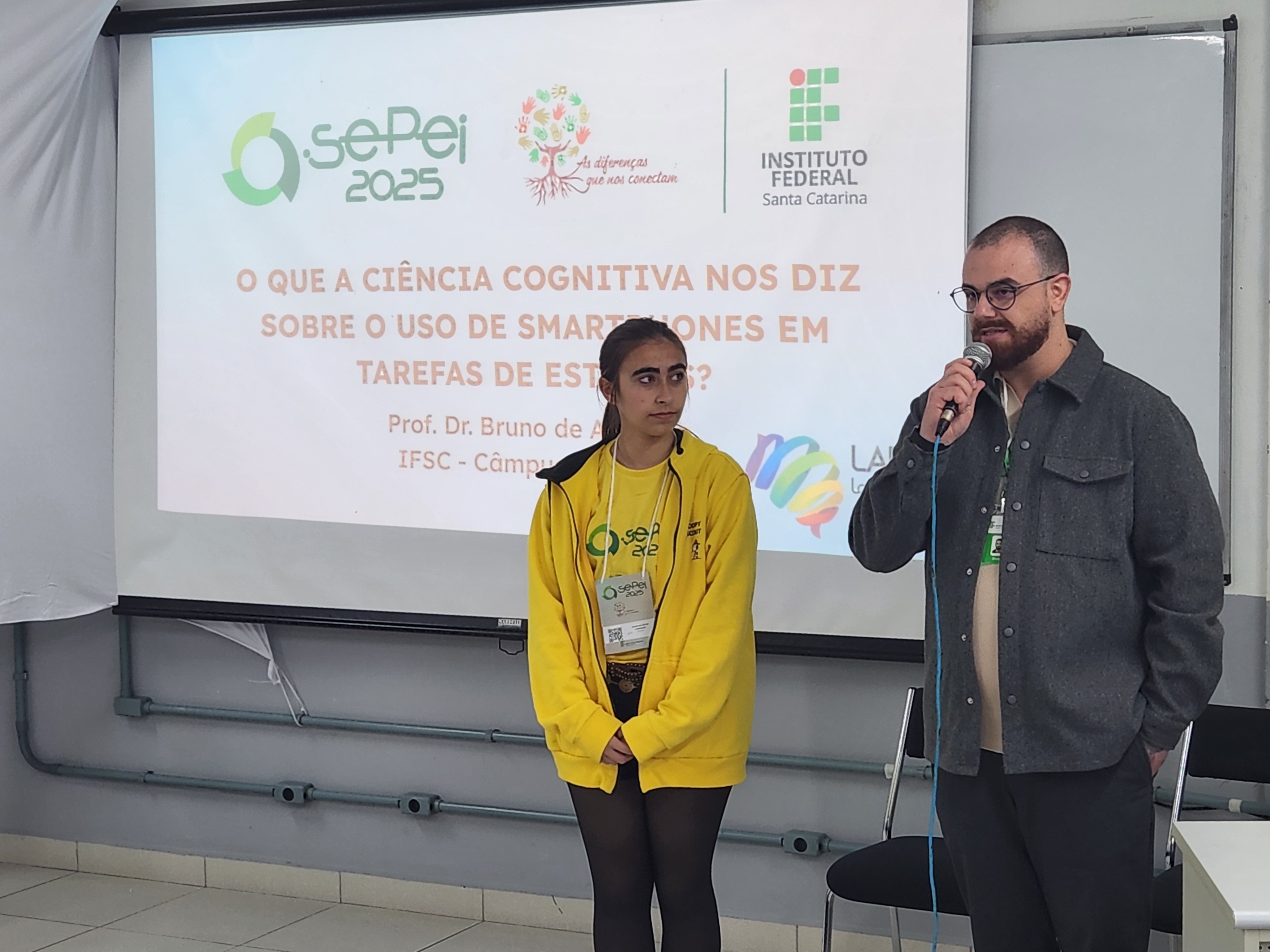 Bruno é professor de inglês e estudou em seu doutorado o processamento da leitura em ambiente multitarefas