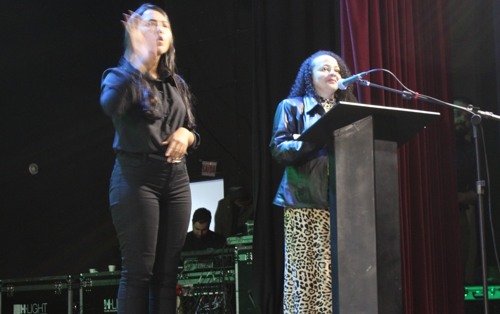 A palestrante Izabel Nascimento falou sobre “O que nos conecta? A poesia como ponte”