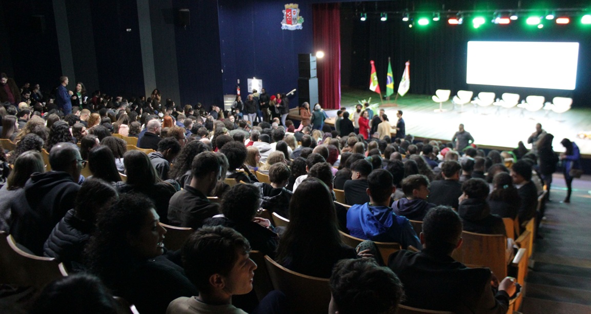 Público lotou o auditório do Centro Multiuso de São José na terça-feira (26) I Fotos: Larissa Cândido da Silva