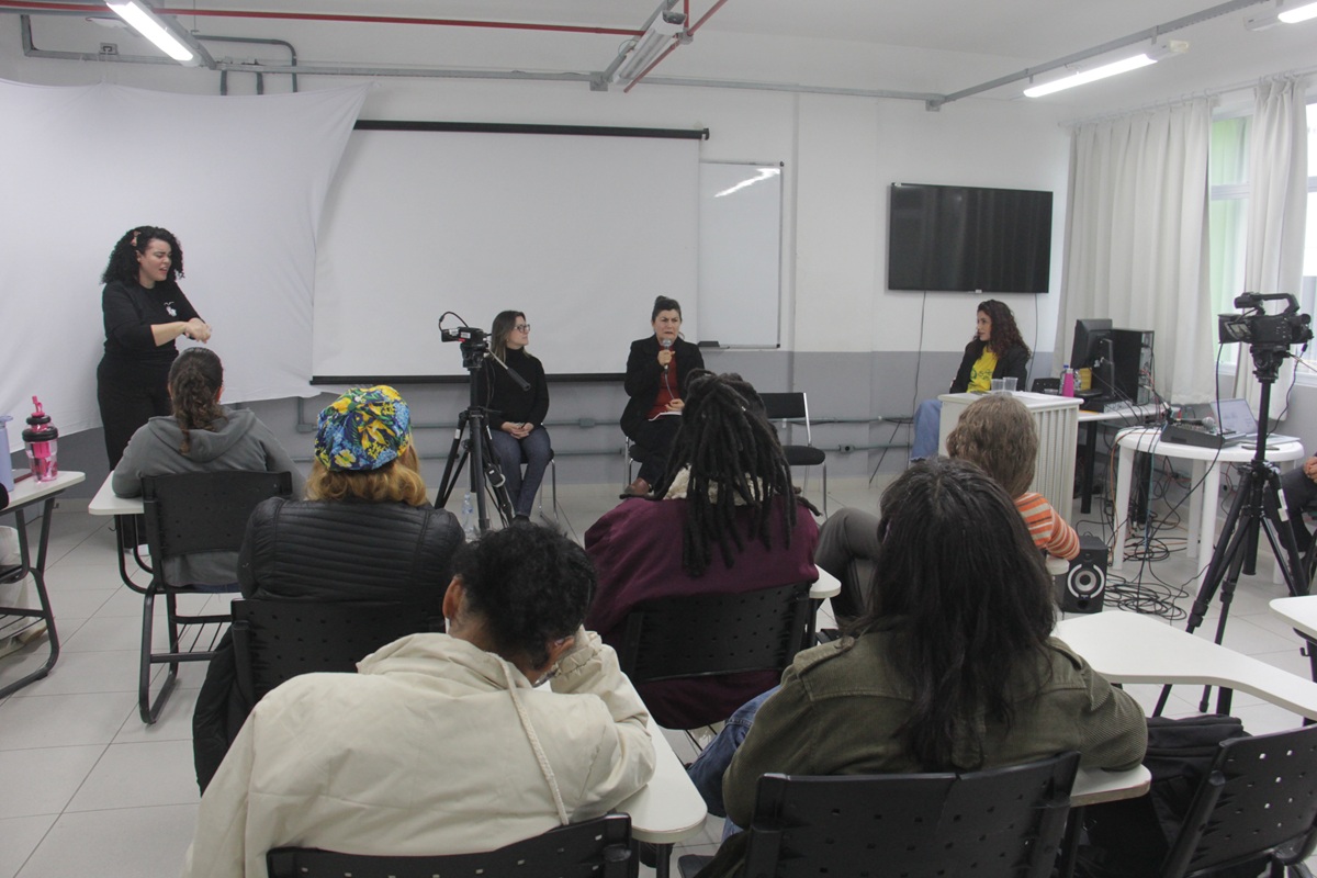 Cíntia e Hélia contaram suas experiências com projetos sociais