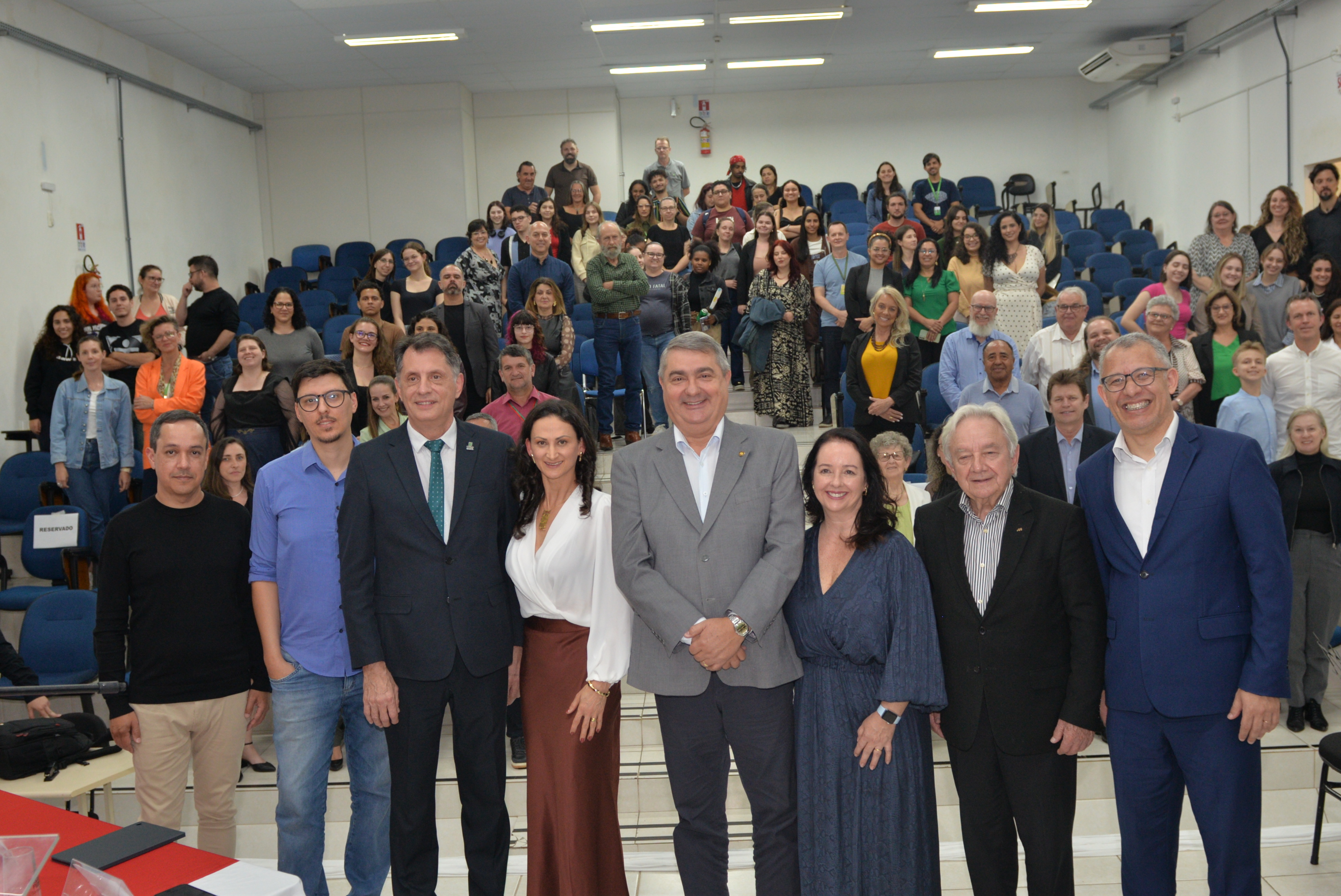 Evento contou com a participação de autoridades, políticos e empresários.