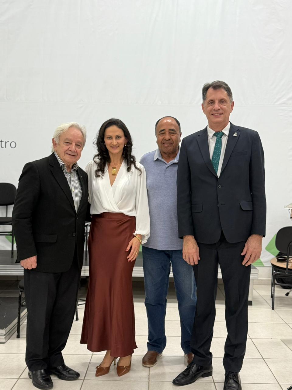 Da esquerda para direita: Vicente Donini (empresário), Daiane Heinzen (nova diretora-geral), José Maria Nunes (primeiro diretor do IFSC em Jaraguá do Sul) e Zízimo Moreira Filho (reitor do IFSC).
