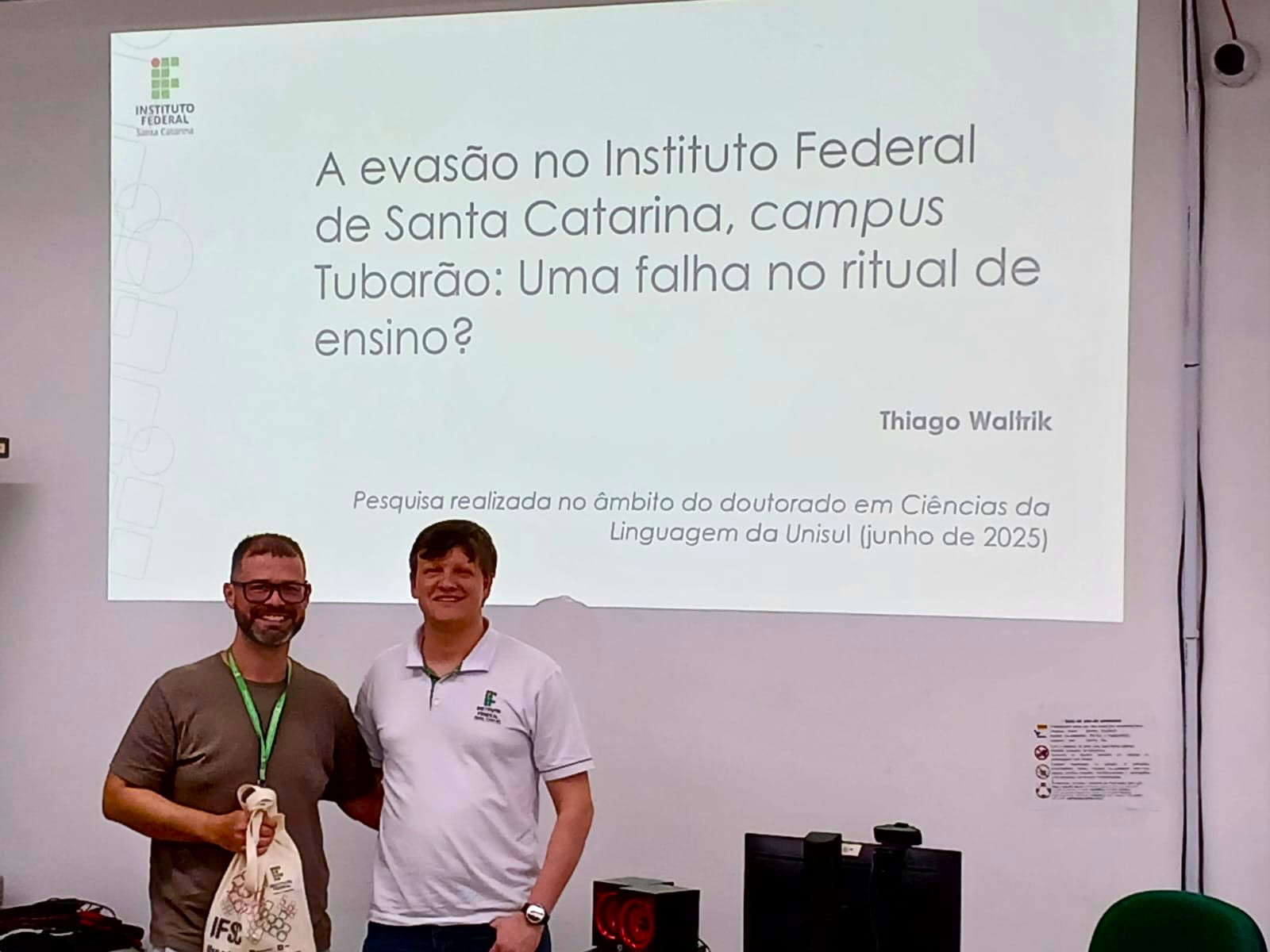 Thiago (à esquerda) e Fernando, após a palestra do projeto Café com Conteúdo
