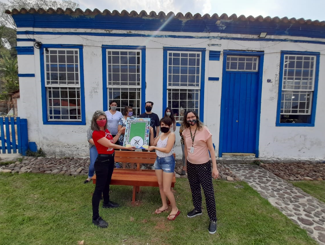 A versão física do jogo foi entregue à coordenadora da Casa da Cultura, Mary Lucia Silveira, pela professora Edimara e pela acadêmica Yasmin, representando os demais membros da equipe