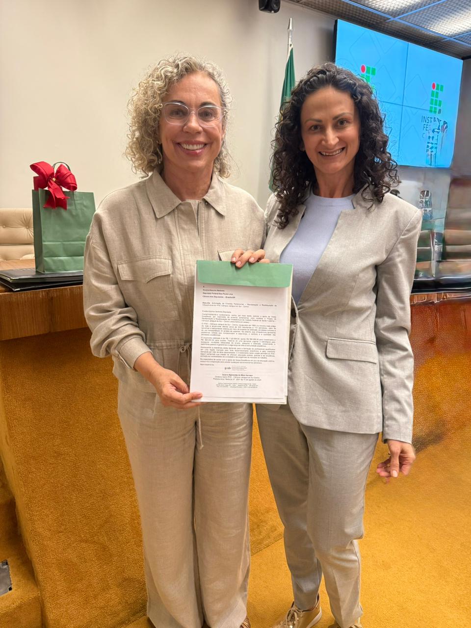 Diretores Daiane com a deputada federal Ana Paula Lima, em Brasília.