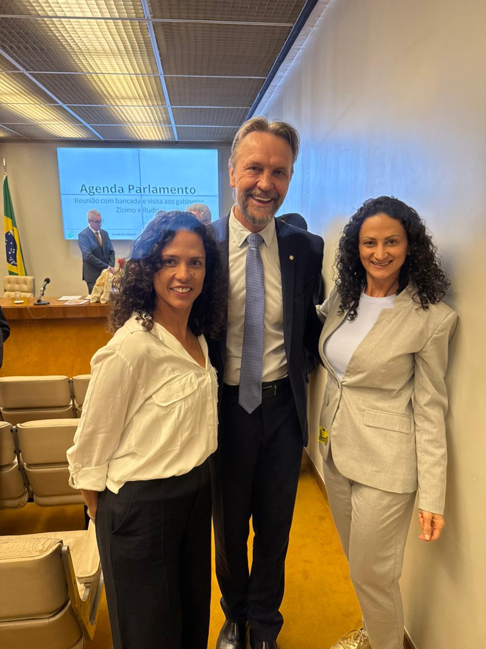 Diretores Renata (IFSC Garopaba) e Daiane com o deputado federal Pedro Uczai, em Brasília.