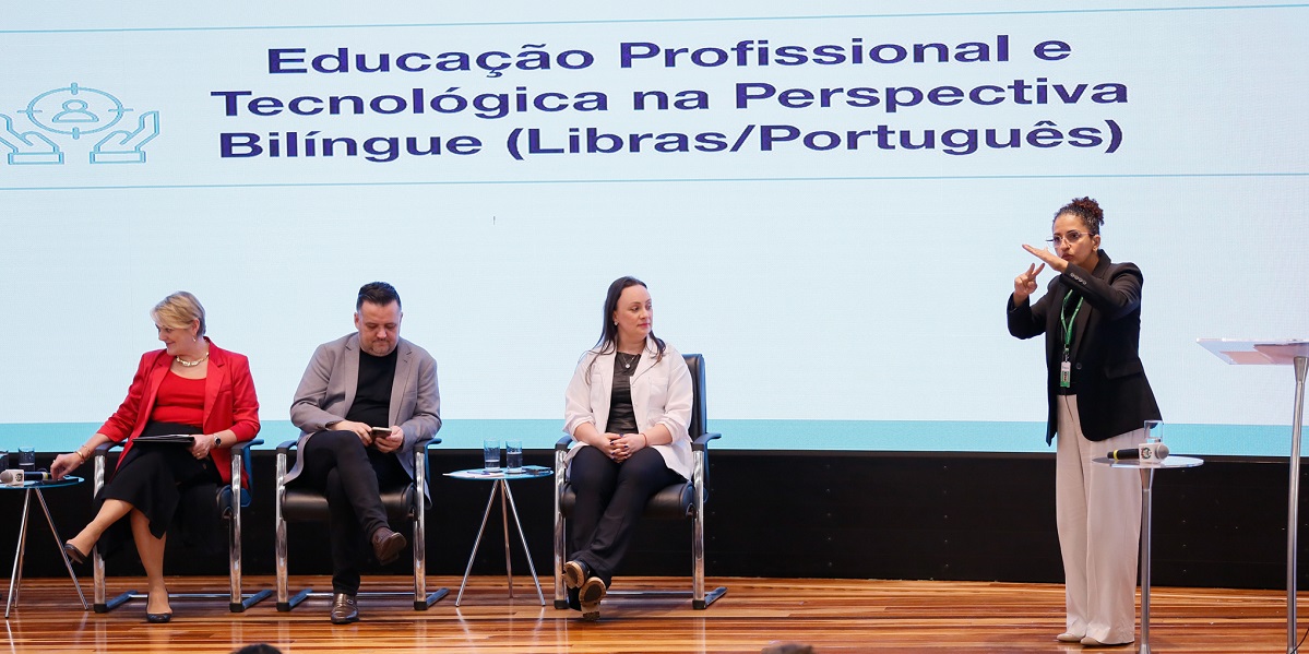 Diretora-geral do Câmpus Palhoça Bilíngue no Seminário na Alesc
