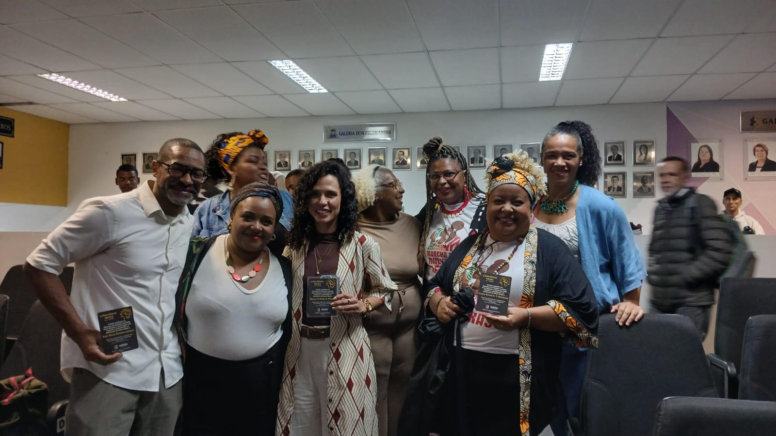 Diretora-geral do Câmpus Garopaba Renata Pimenta com os demais homenageados na Câmara de Vereadores de Garopaba