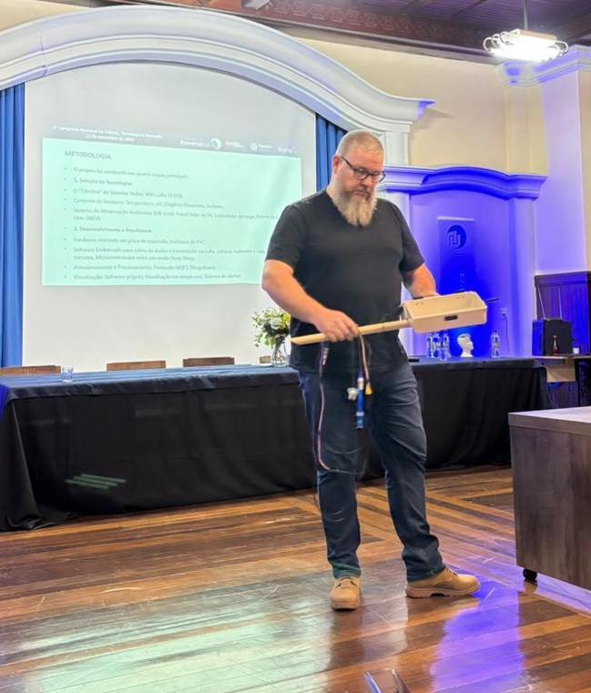 Estudante Éder Stupp Nunes apresentando o equipamento.