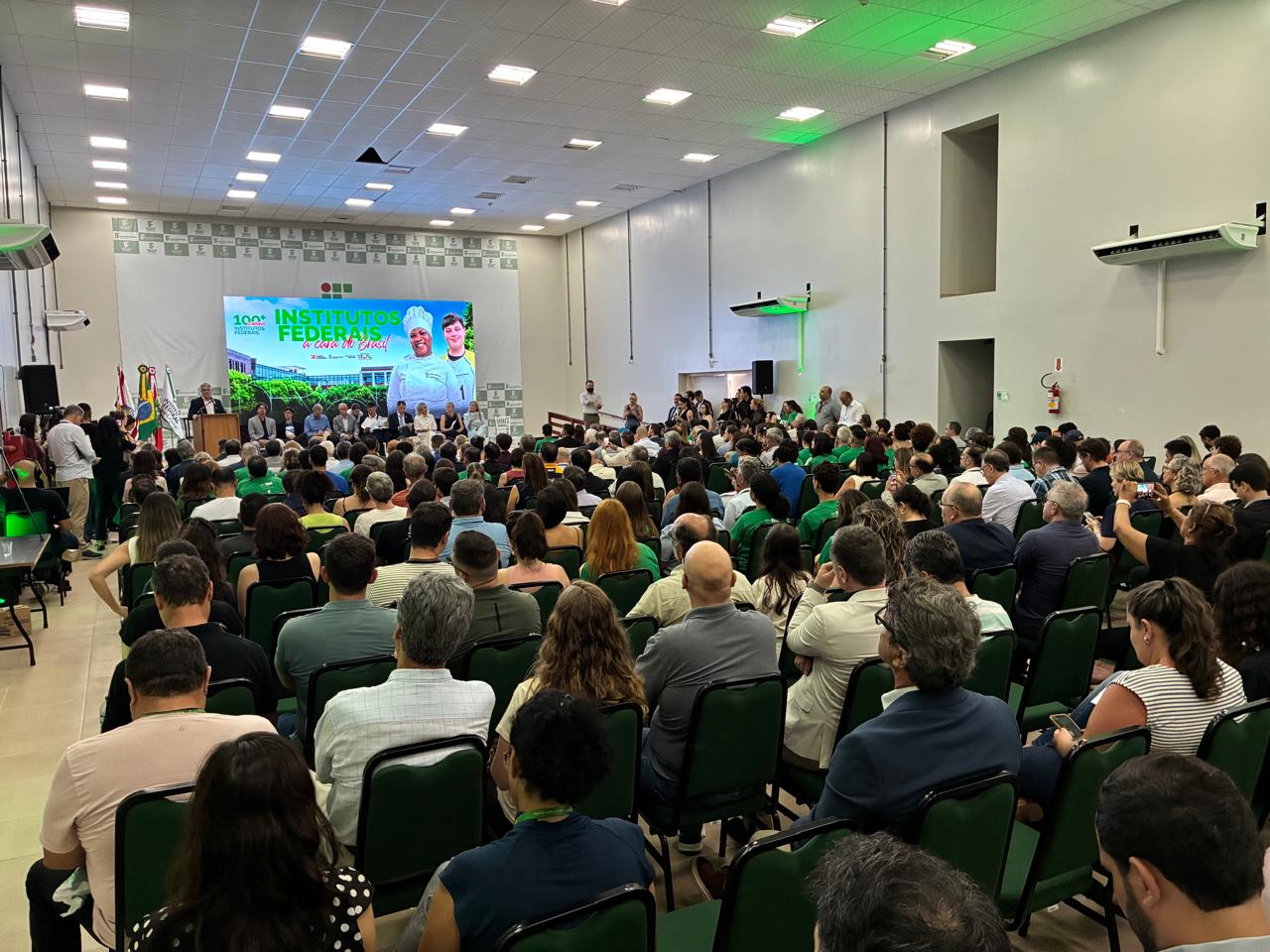 Estudantes, servidores e autoridades participaram da solenidade de posse realizada no auditório do Campus Florianópolis-Continente