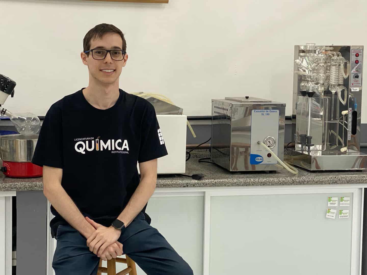 Murilo em um dos laboratórios de Química do Câmpus Criciúma