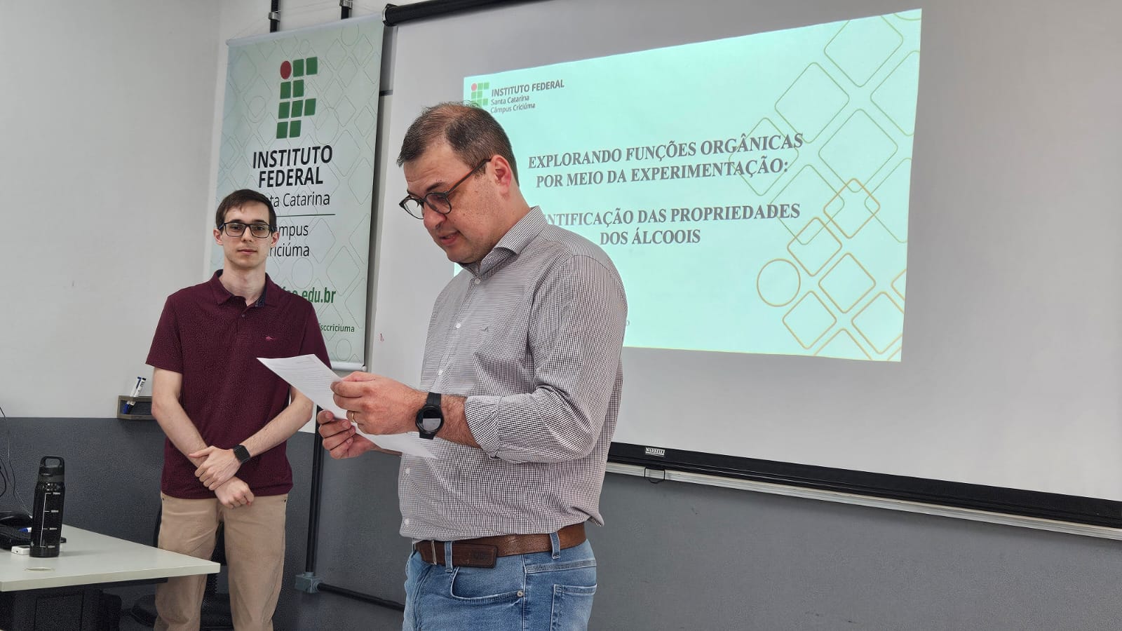 Murilo em sua defesa do TCC recebendo a aprovação