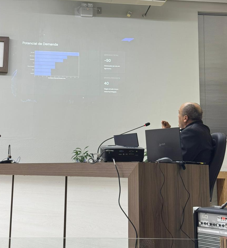 Diretor-geral do Câmpus São Carlos, Raimundo Castro, apresentando durante audiência pública | Obs. Não serão utilizadas outras fotos, com presença de políticas, devido às regras que o IFSC precisa seguir durante o período eleitoral.