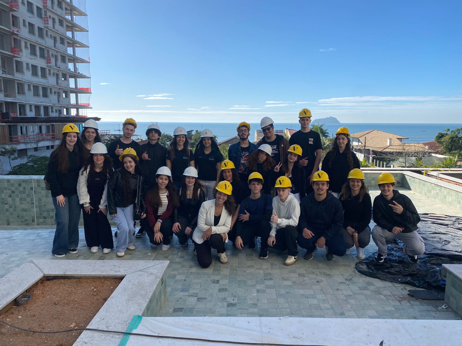 Vinte estudantes do terceiro ano do curso Técnico Integrado em Edificações do Câmpus São Carlos do IFSC participaram de viagem técnica a Balneário Camboriú