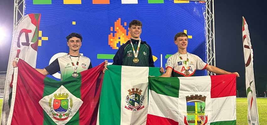 Pietro (ao centro) competiu por Chapecó no salto em distância na Olesc (Foto: Prefeitura de Chapecó)