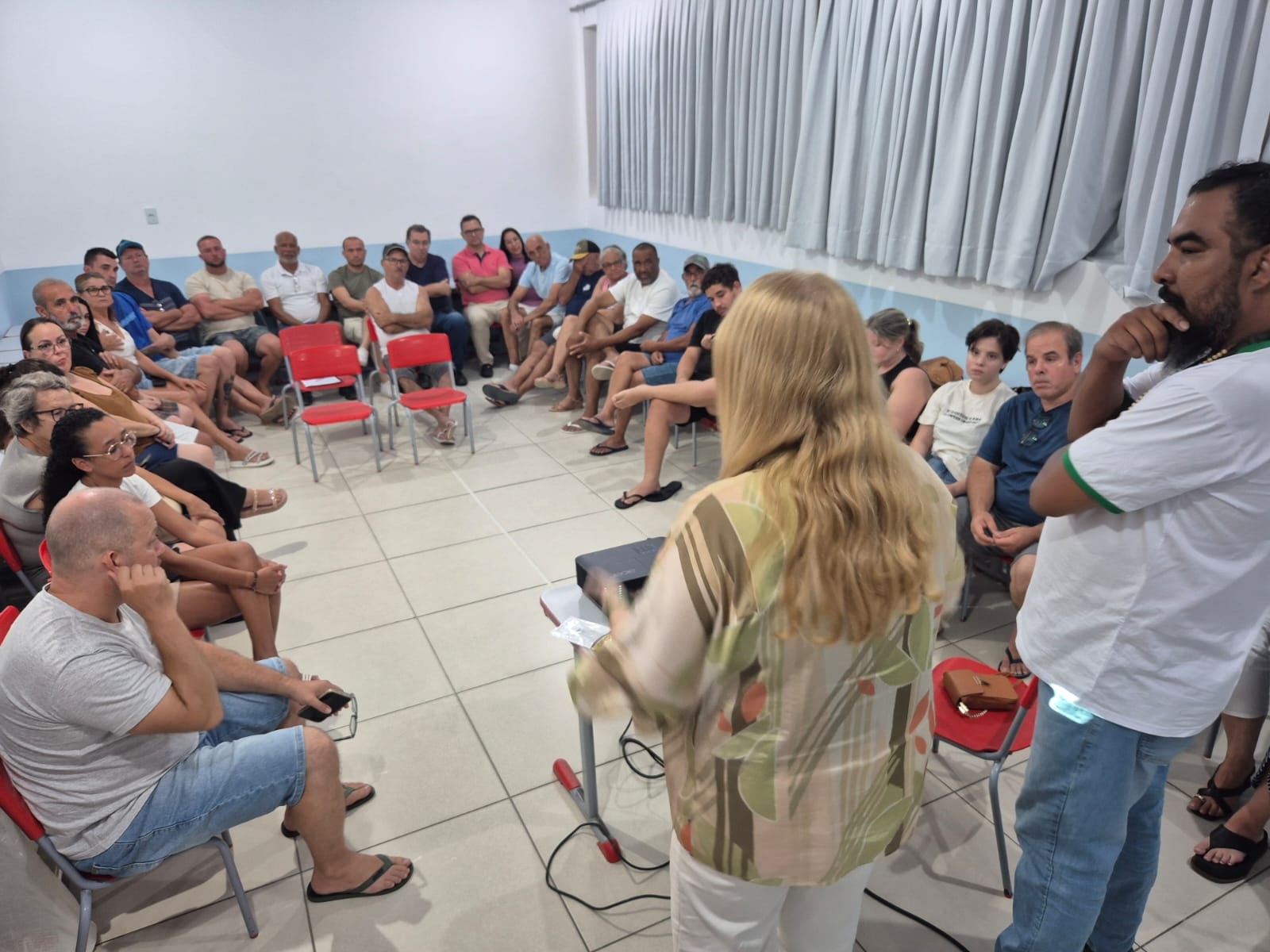 Diretora Ana Paula e diretor Santiago na reunião com a comunidade I Fotos: Carla Algeri
