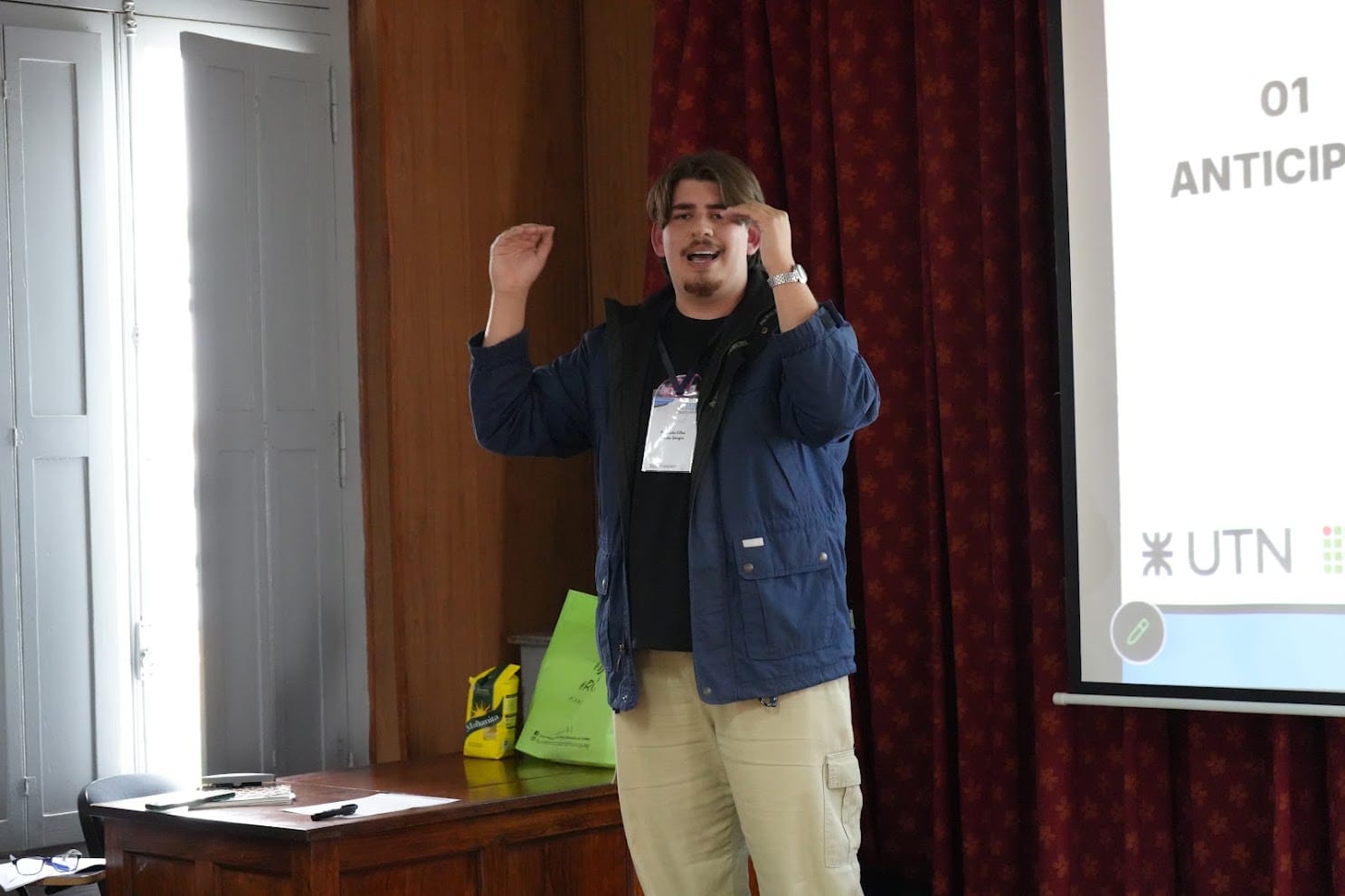 Paulo Sérgio Furtado Filho durante a apresentação de seu projeto de computação inclusiva no CACIC 2026, na Argentina.