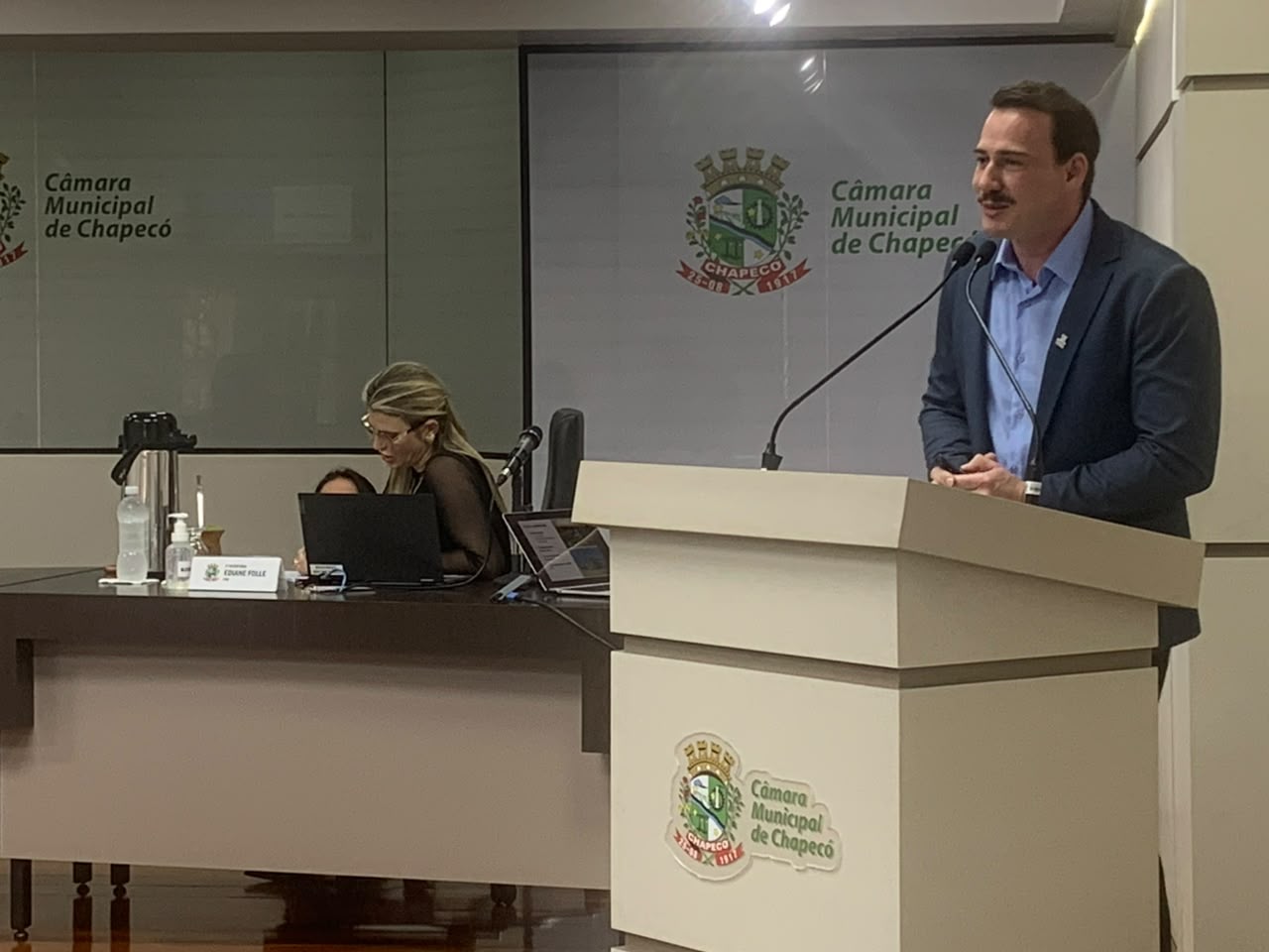 Diretor-geral, Giovani Ropelato, apresentando na Câmara de Vereadores de Chapecó