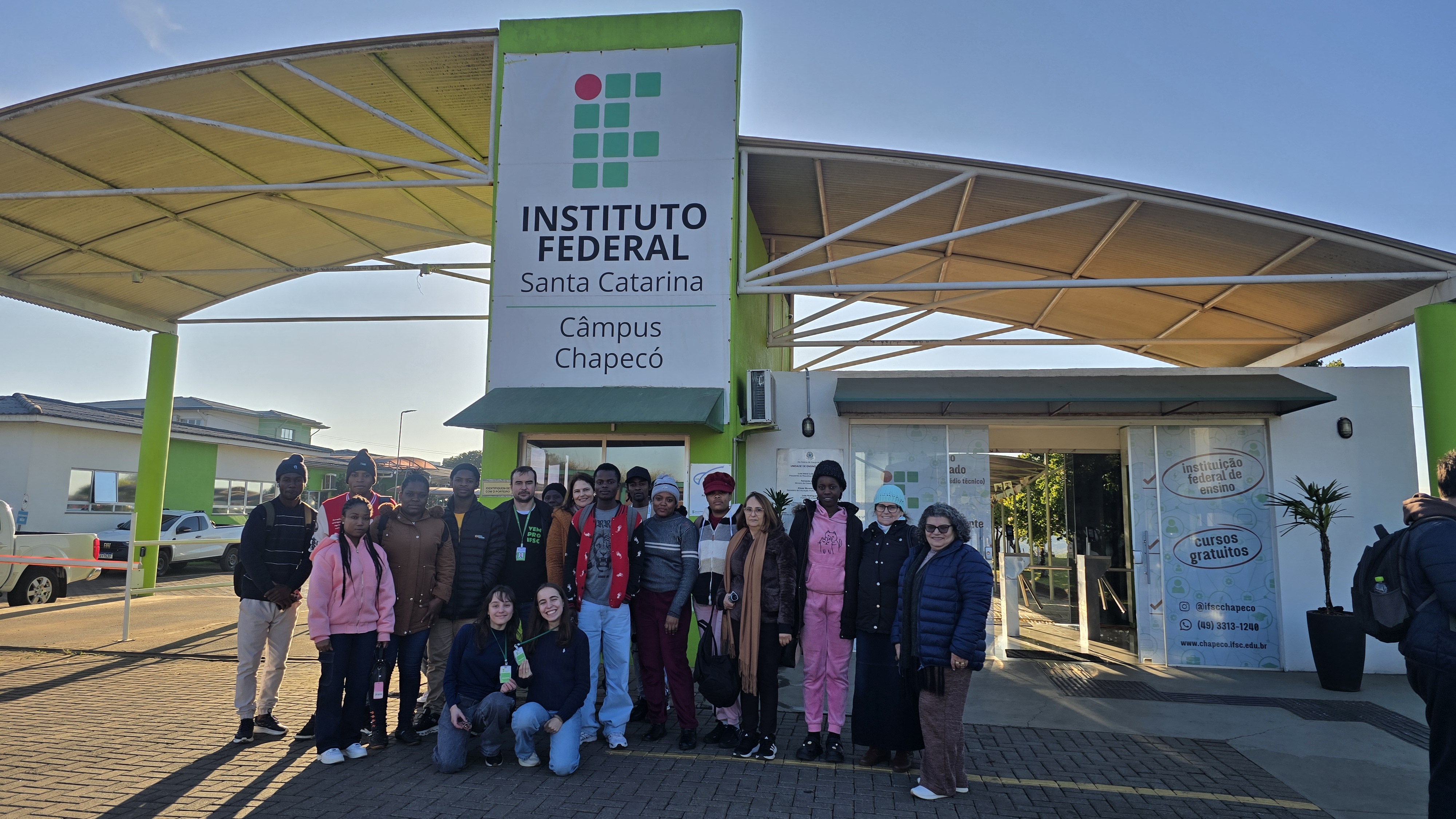 Estudantes do Centro de Educação de Jovens e Adultos (CEJA) de Chapecó participaram de palestras e, posteriormente, visitaram o laboratório de Elétrica do IFSC para acompanhar experimentos relacionados à segurança elétrica