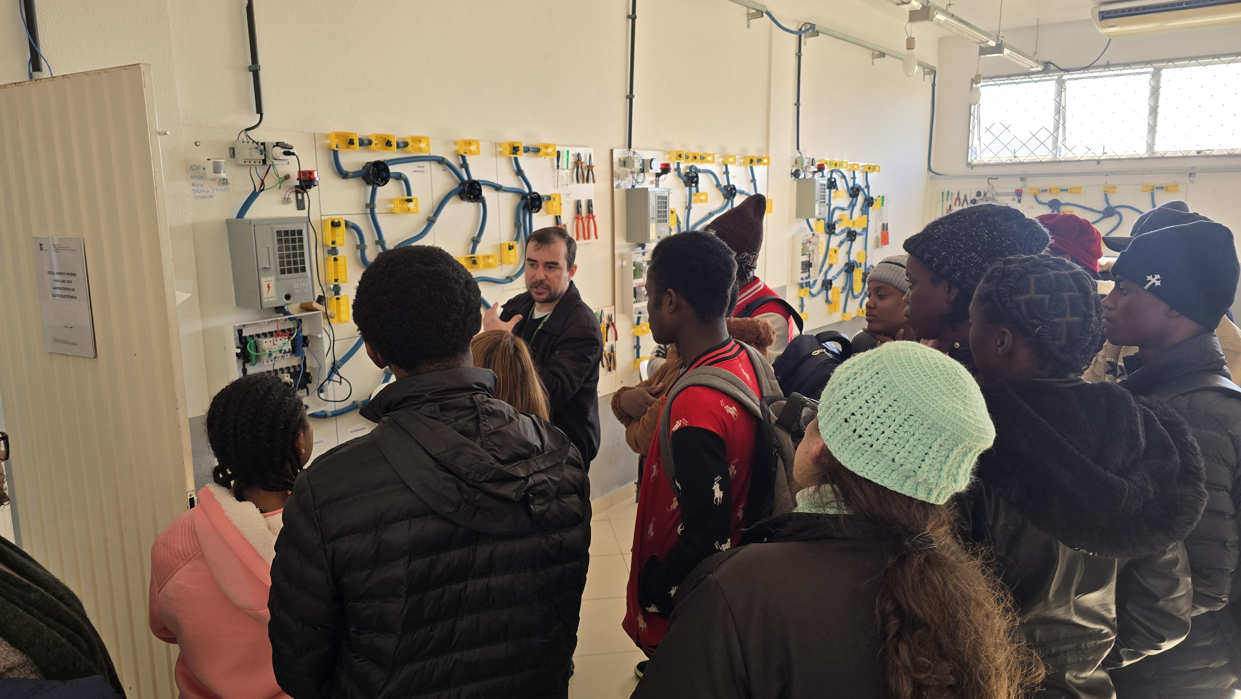 A atividade também funcionou como um momento de escuta da comunidade. A partir das dúvidas e curiosidades apresentadas pelos estudantes, a equipe do projeto definiu novos experimentos para a visita ao câmpus.