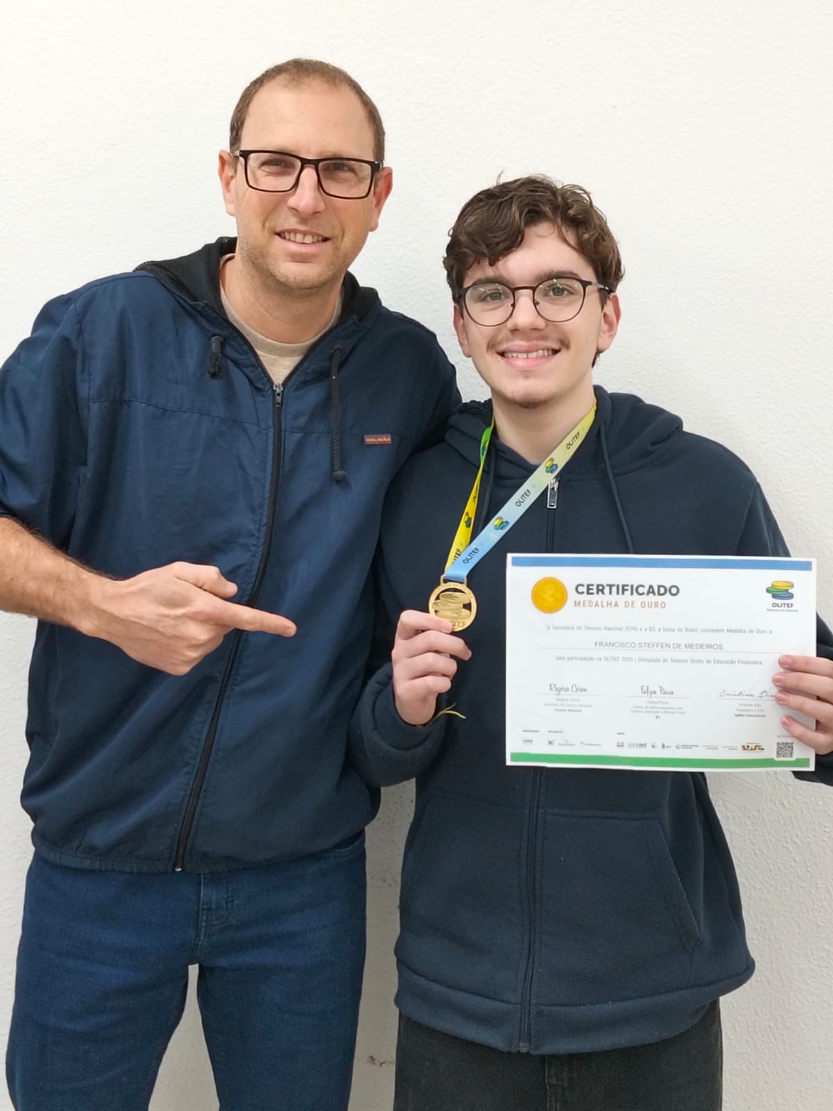 Francisco Steffen de Medeiros, estudante que ganhou Ouro na Olimpída, com o professor de Física Alencar Migliavacca