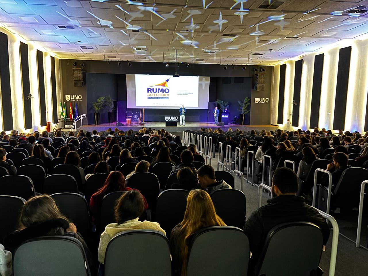 Como a participação do IFSC foi articulada pela área de Extensão, também participaram a diretora de Extensão do IFSC, Evelise Zerger, e o pró-reitor de Extensão e Relações Externas, Maick da Silveira Viana, que representou a instituição na abertura oficial.