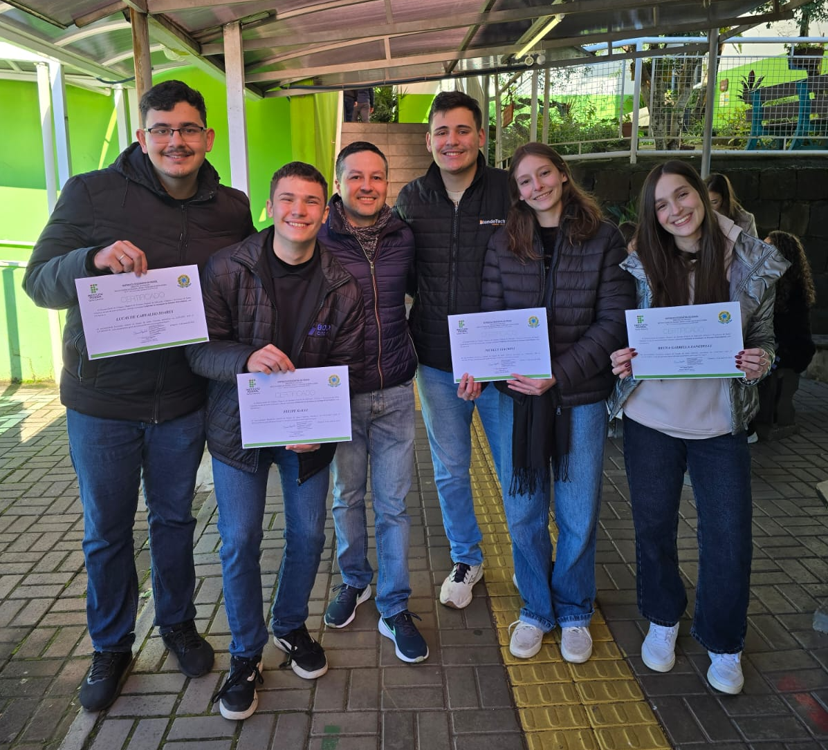 Estudantes com o professor Fabio Machado da Silva