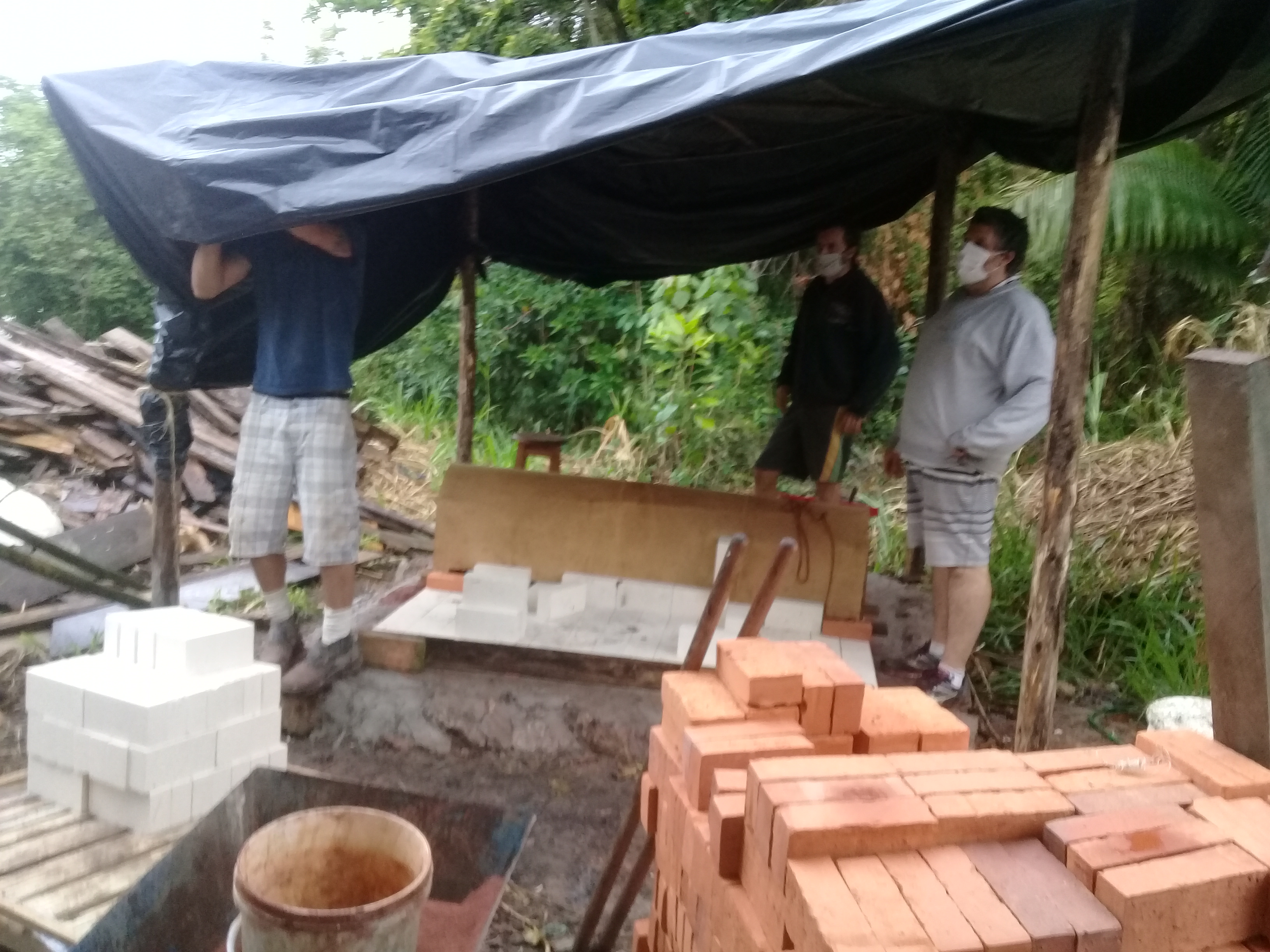 Construção do forno de argila na comunidade José Mendes