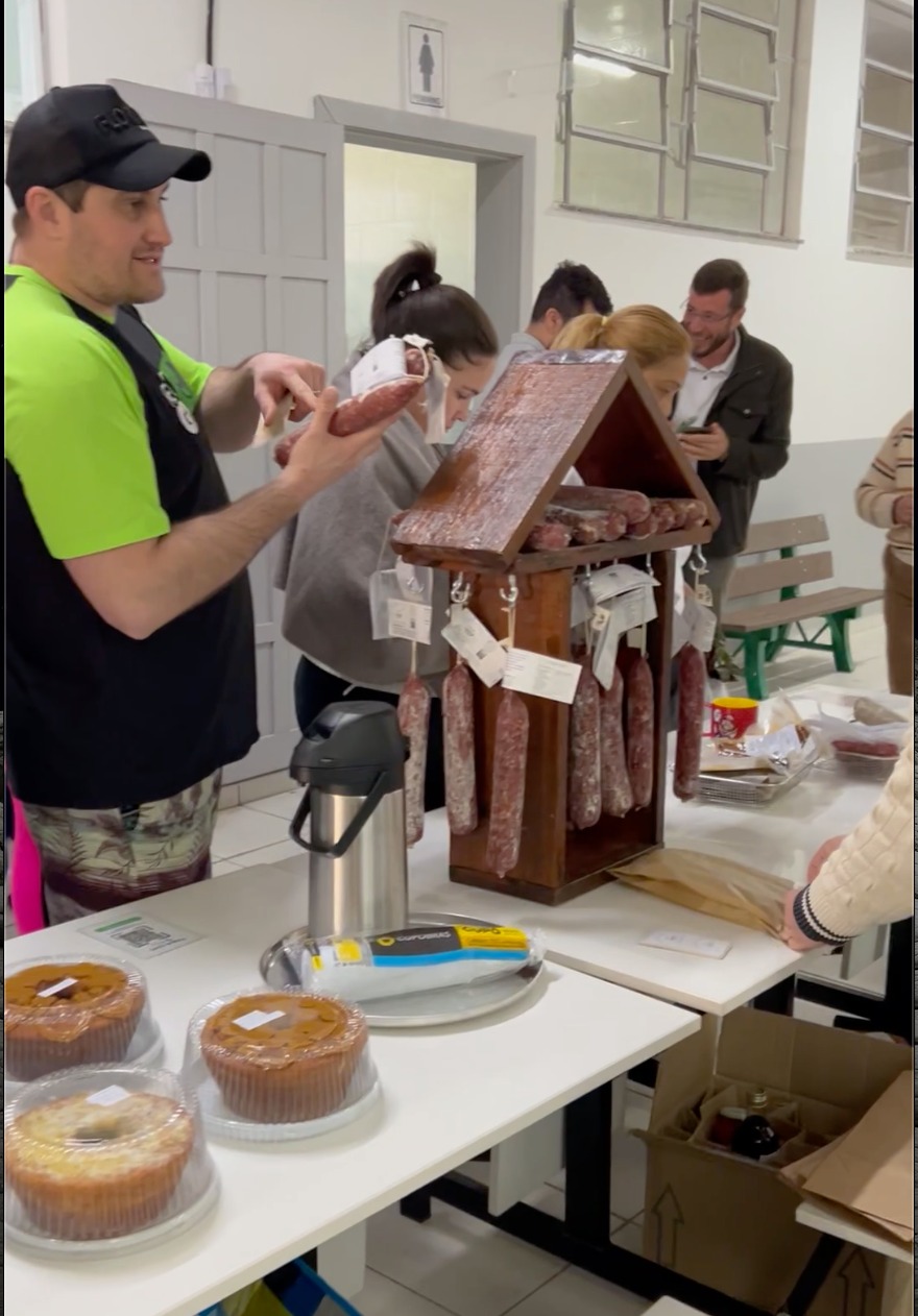 A cada quinze dias, a comunidade de São Lourenço do Oeste pode adquirir alimentos dos produtores locais