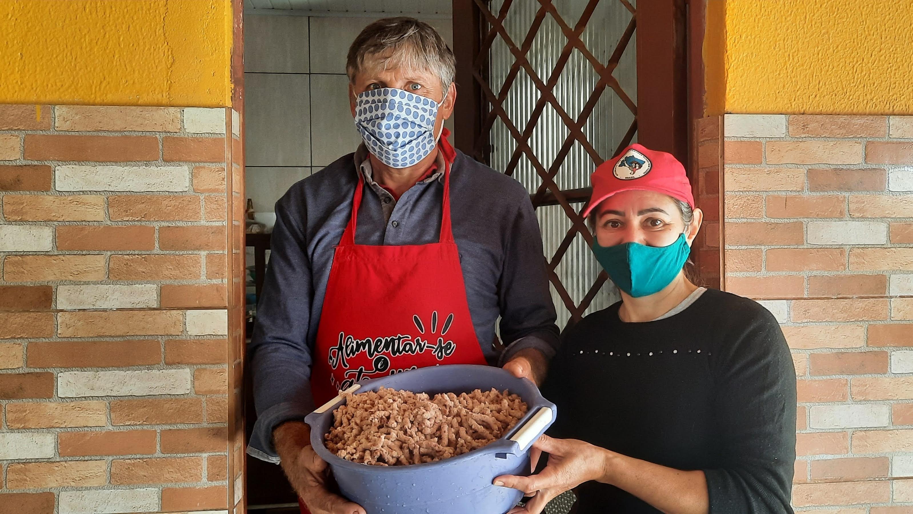 Geneci e Álvaro produzem orgânicos no interior de Chapecó. Todos os sábados de manhã até 14h, a família oferece um café colonial orgânico e abre as portas para a comunidade conhecer o espaço.