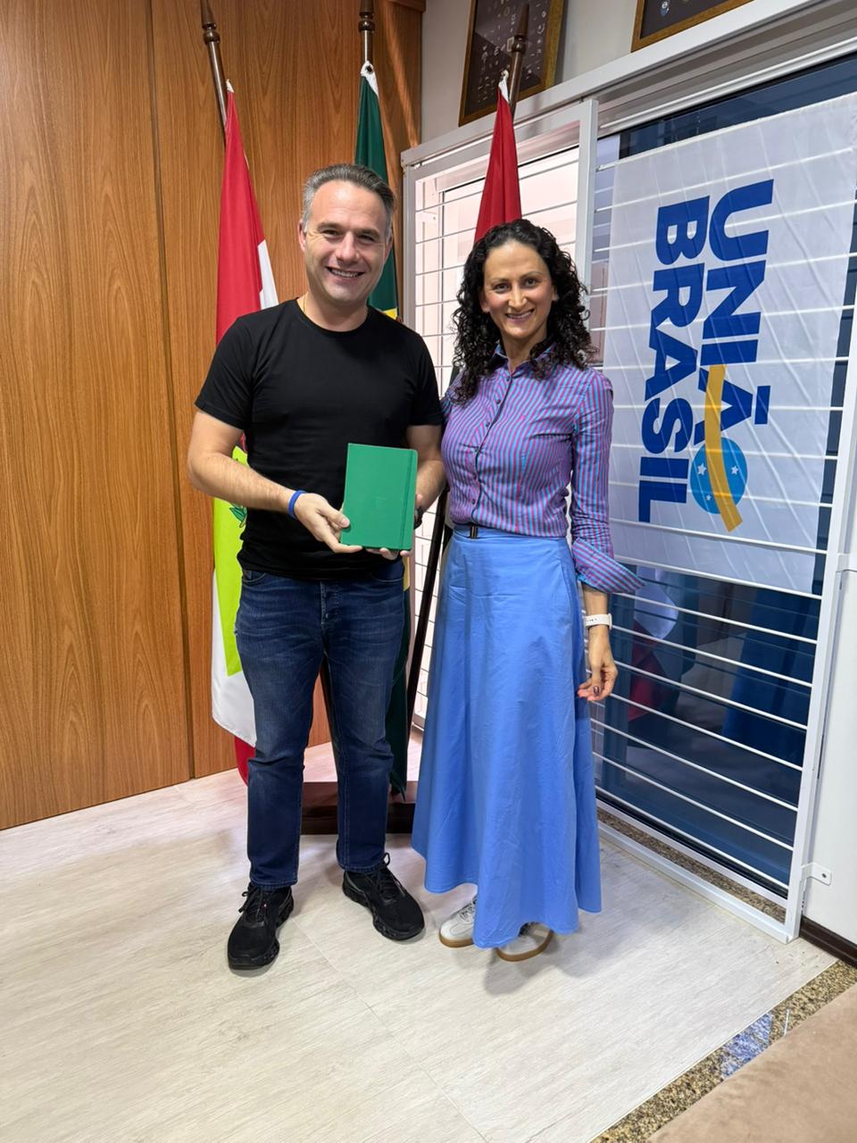 Diretora-geral do IFSC Jaraguá do Sul-Centro, Daiane Heinzen, e deputado federal Fabio Schiochet (União Brasil).