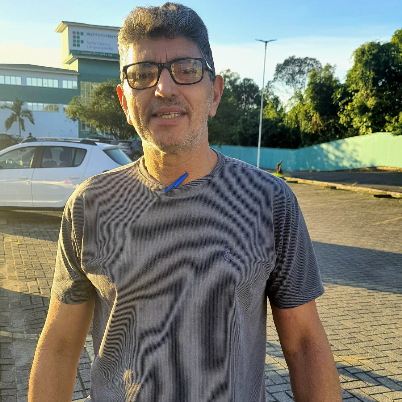 Carlos trabalha em uma indústria metalúrgica, quer mudar de setor e buscar uma promoção. Ele acredita que estudar Eletroeletrônica no IFSC em Joinville vai ajudá-lo a conseguir esses objetivos