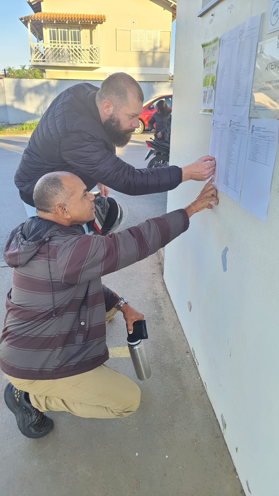Candidatos conferem local de prova em Joinville. No total, foram 517 inscritos no exame de classificação