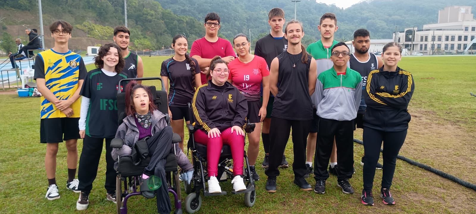 Atletas do ParaJIFSC 2026 na pista de atletismo.