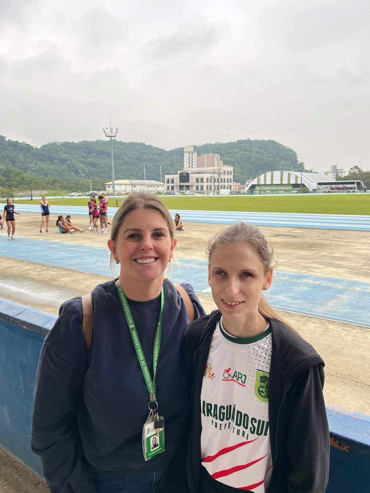 Marcélli e a professora de Educação Especial do IFSC Rau, Crislaine Boito.