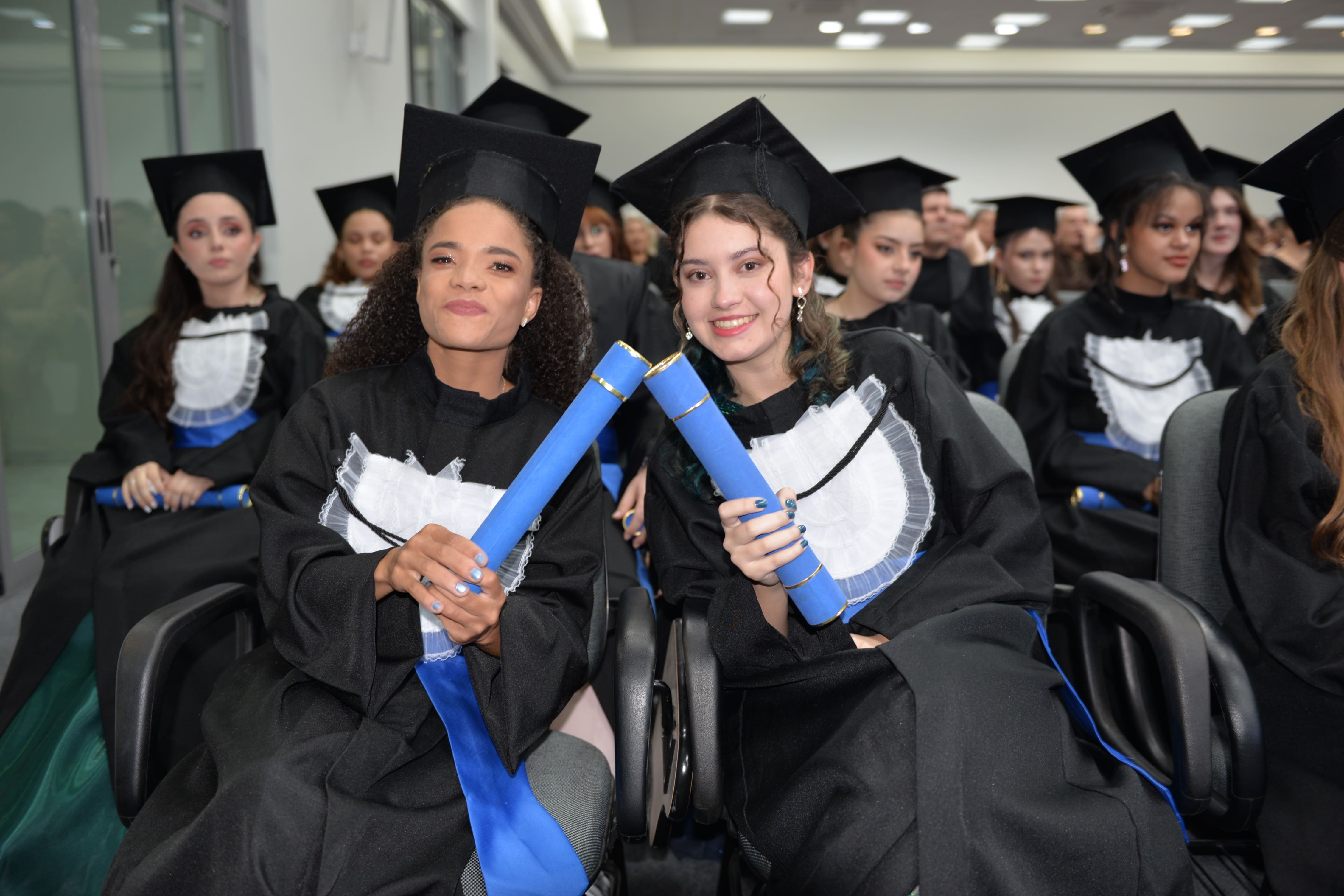 Vitória (à esquerda) e Camila são as primeiras estudantes surdas a concluírem um curso de ensino médio técnico no IFSC de Jaraguá do Sul.