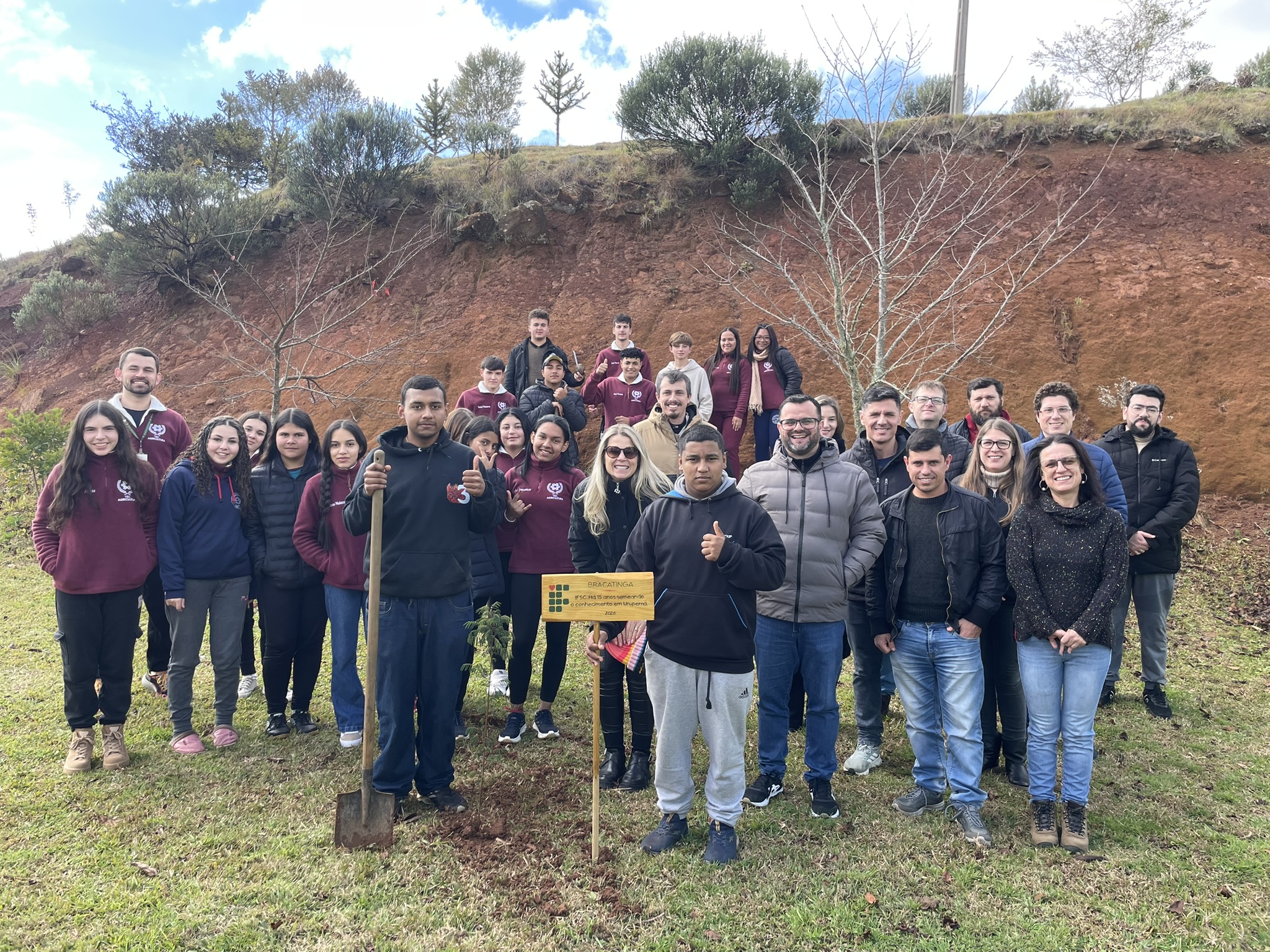 Plantio de árvore (bracatinga) fez parte das comemorações