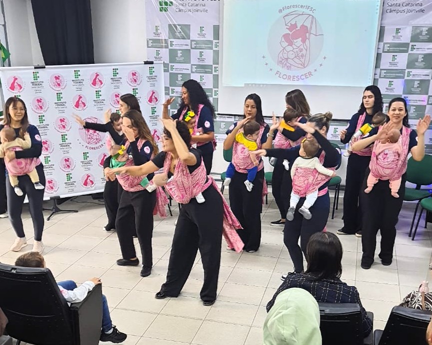 Apresentação de sling dance do grupo de mamães e bebês