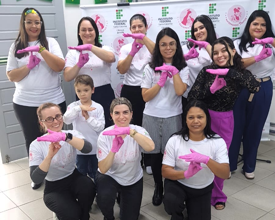 Turma do curso de Libras com foco materno-infantil