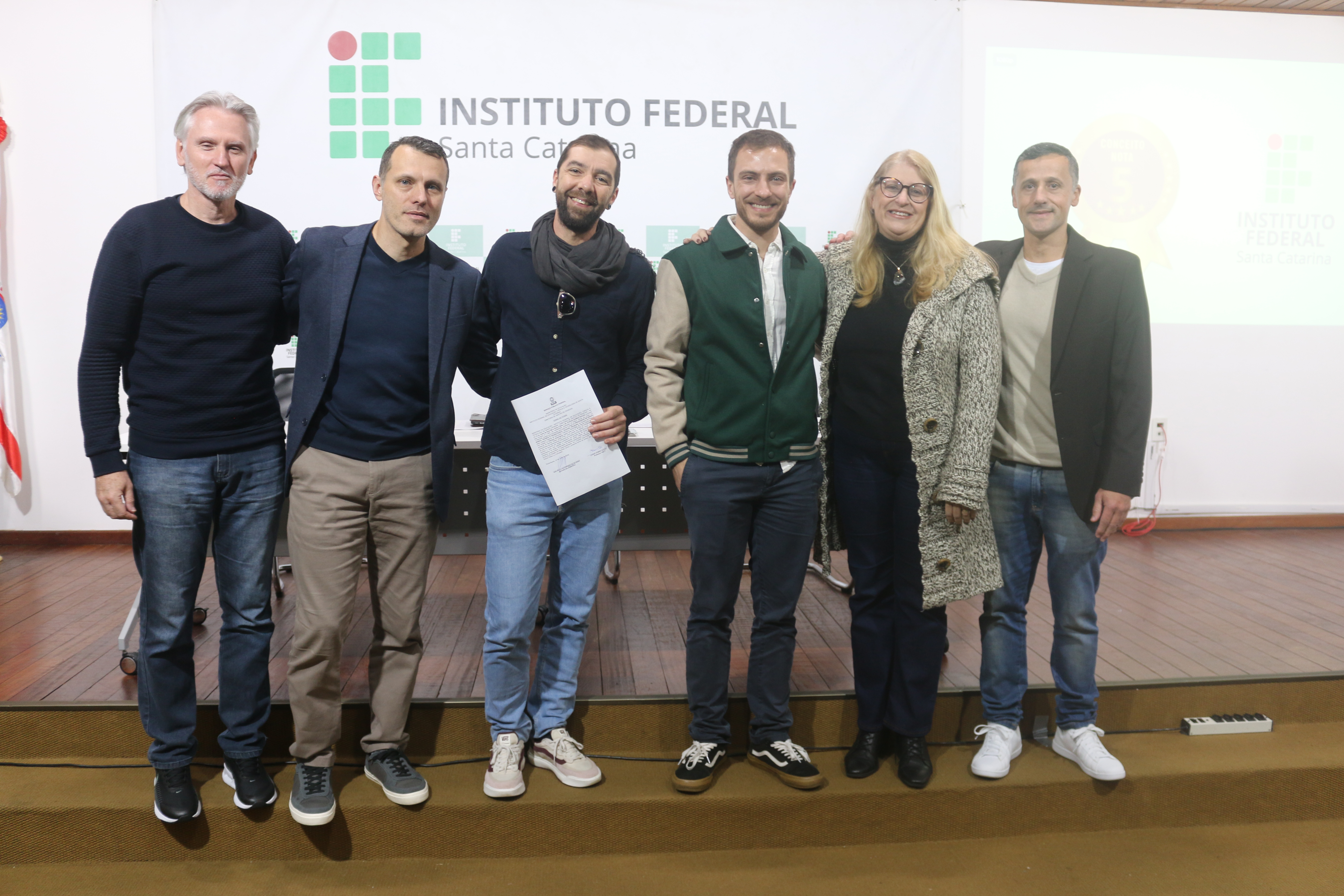 Ao centro, novos servidores de Araranguá