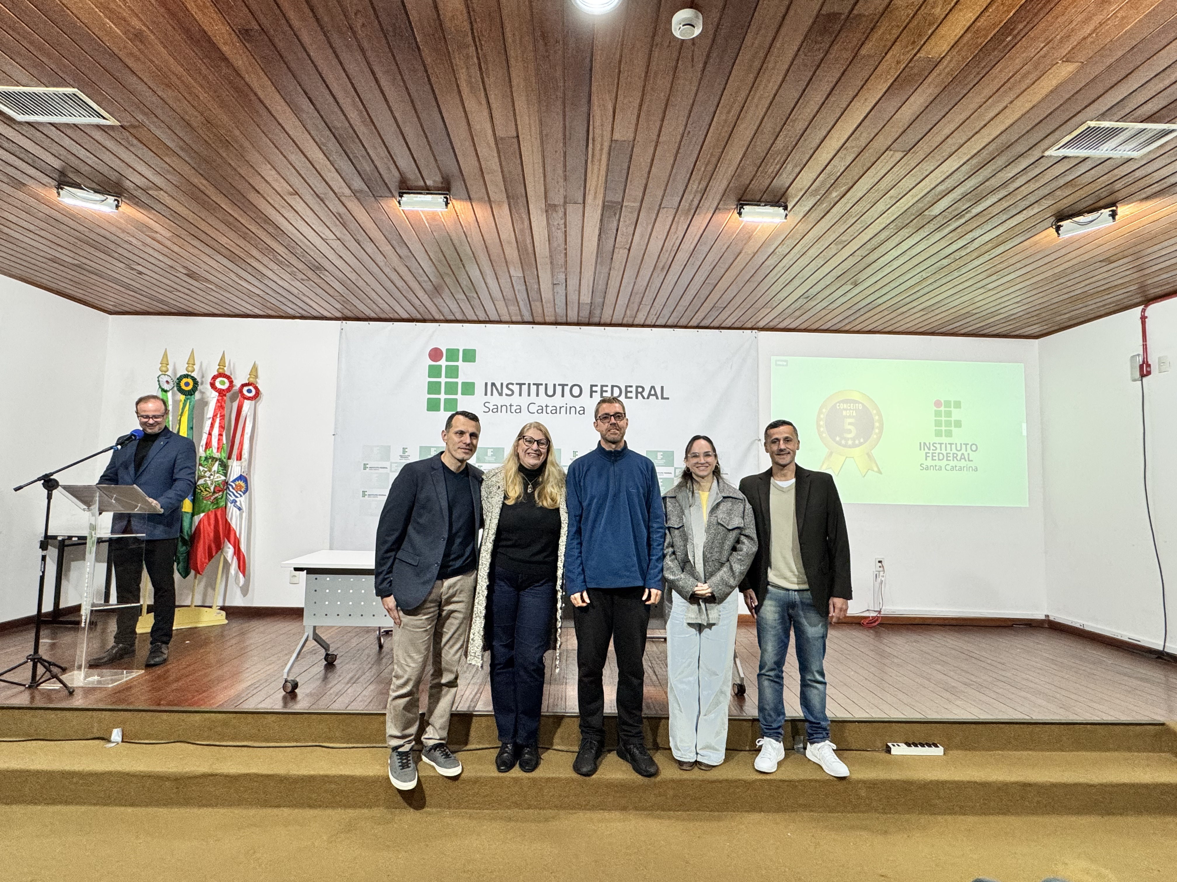 Ao centro, novo servidor de Caçador