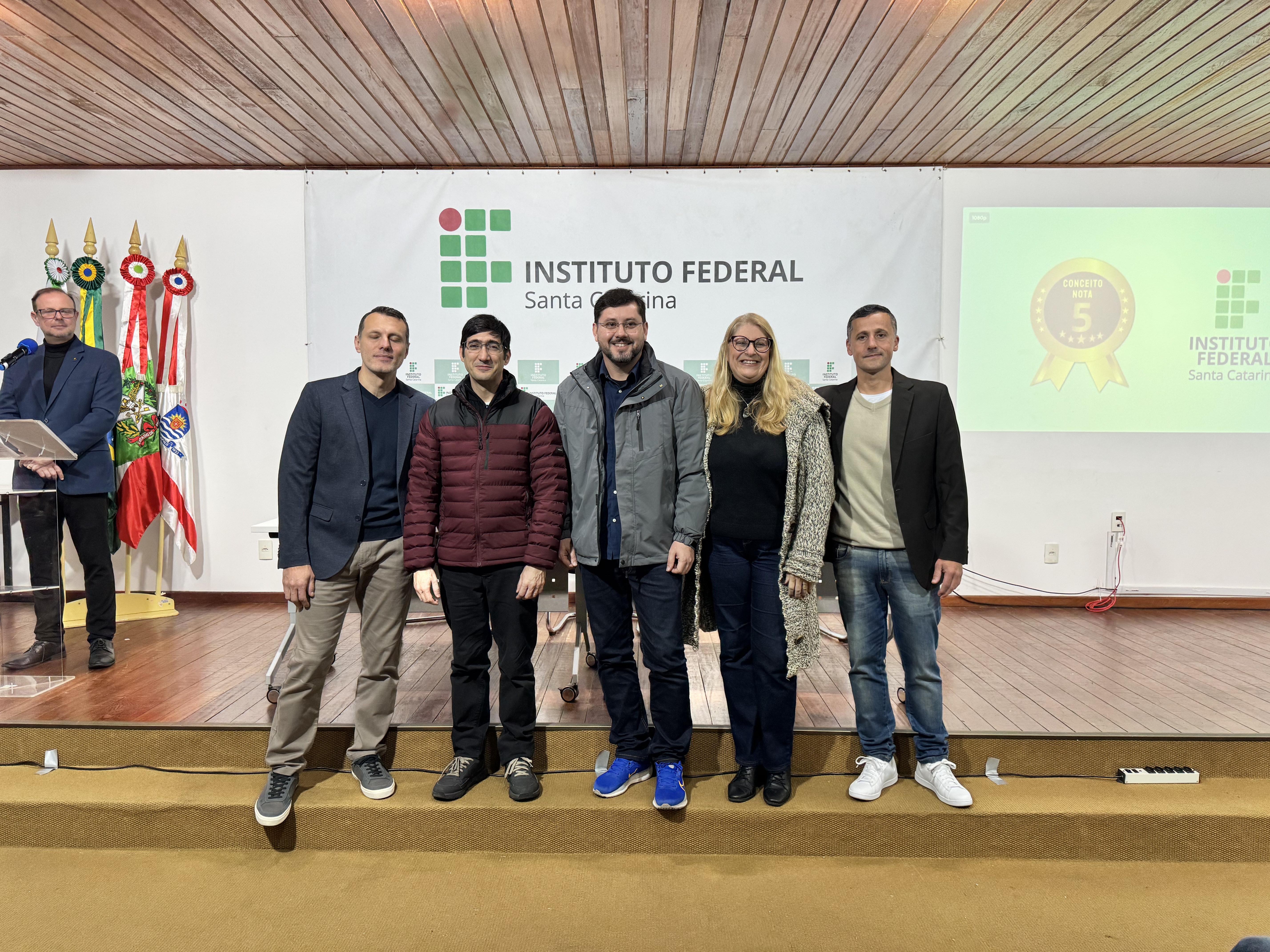Ao centro, novos servidores de São Carlos