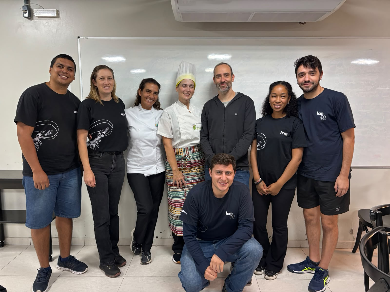 Estudantes e professoras (Fabiana e Mariana, ambas de branco) que fazem parte do projeto