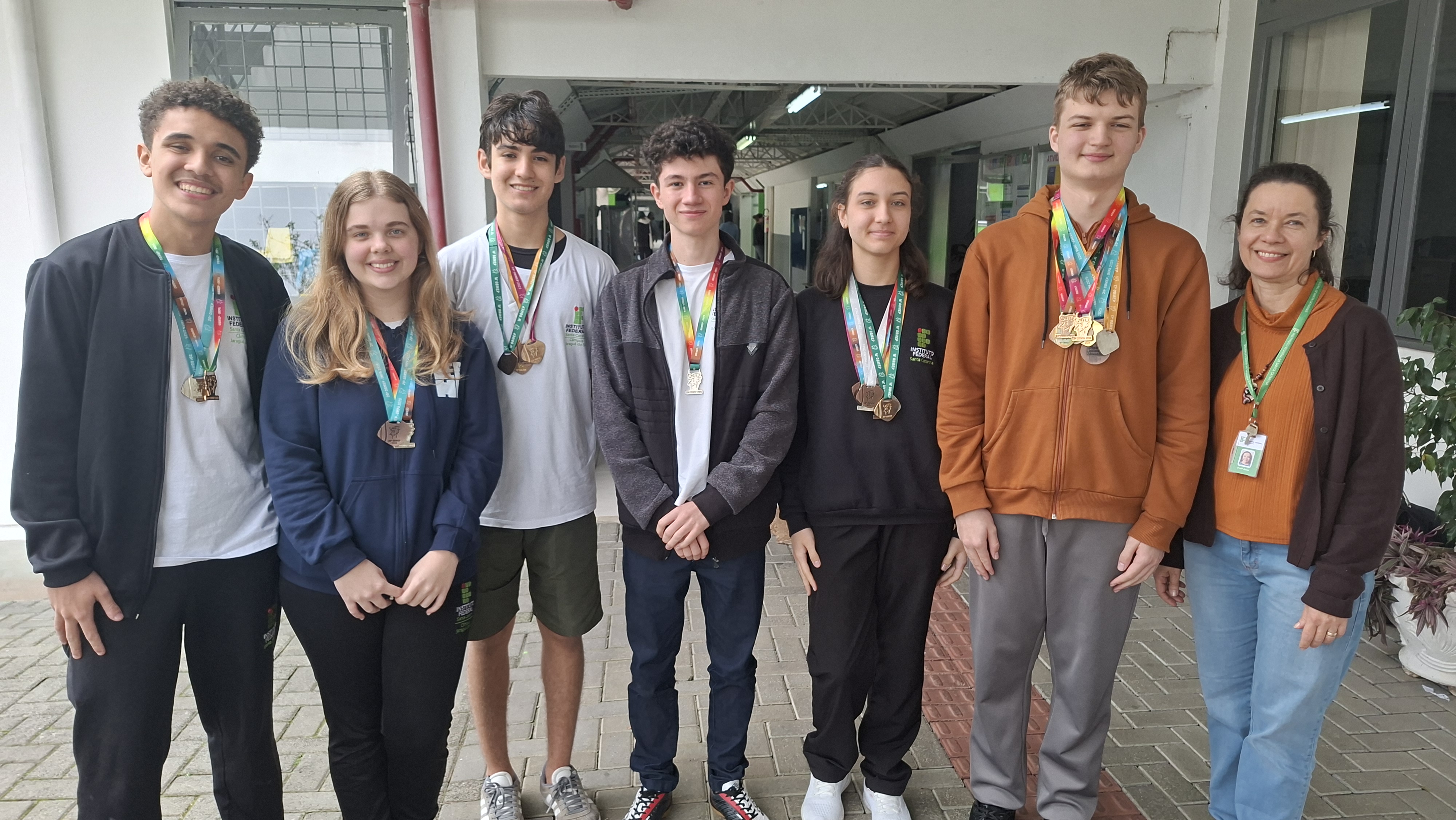 Estudantes medalhistas e professora de matemática do câmpus. Da esquerda para direita: Angelo, Thabata, Miguel, Lucas, Bianca, André e professora Anne.